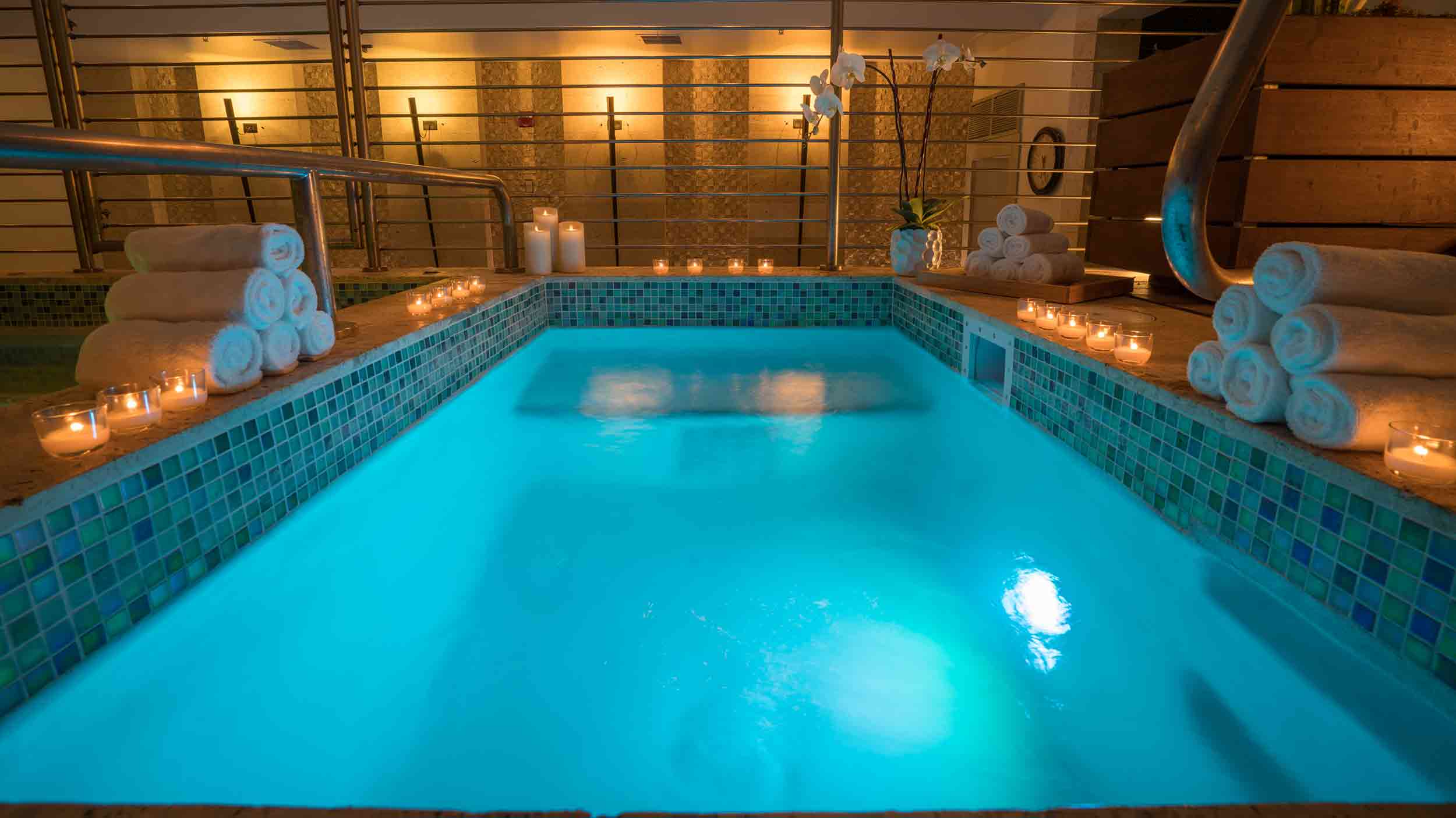 Hydrotherapy pool at the Esencia Wellness Spa